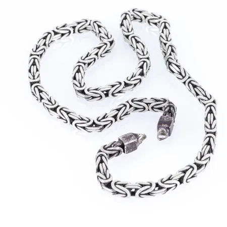 Defekt kejsarlänk i silver. Längd 57 cm. Bredd 5,7 mm. Trasiga ändöglor. Lås saknas. Vikt 92,8g Vikt: 92,8 g