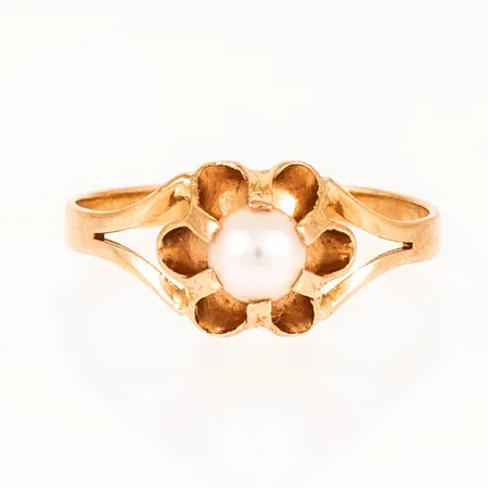 Ring i 18K guld med en 4 mm´s odlad pärla. Stl:14½. Bredd 1,8 mm. Vikt 1,1g