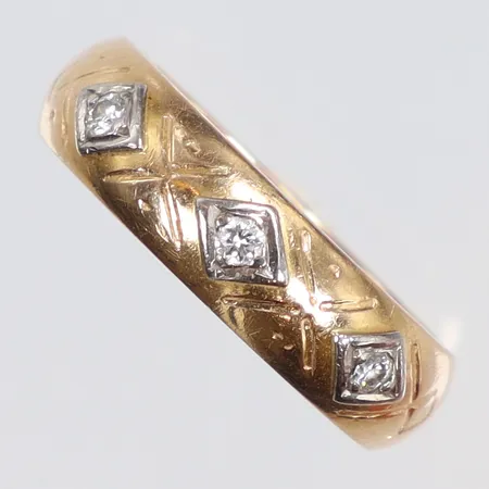 Ring med diamanter 3x0,03ct, stl 16½, bredd 5mm, gravyr, 18K Vikt: 7,2 g
