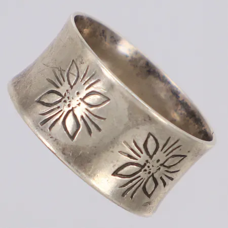 Ring med graverad dekor stl:17, bredd 9,89, Victor Janson år 1976830/1000 silver Vikt: 3,6 g
