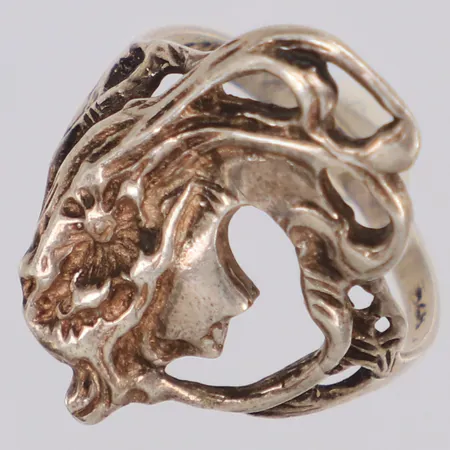 Ring Art Noveau med genombruten dekor av kvinnohuvud, stl:16¾, bredd 20,4mm, 925/1000 silver Vikt: 2,7 g