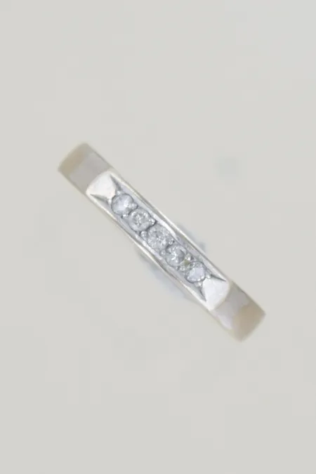 Ring med diamanter 0,10ct stl:18 mm bredd 2,8 mm, 18K 2,3 gr Vikt: 2,3 g