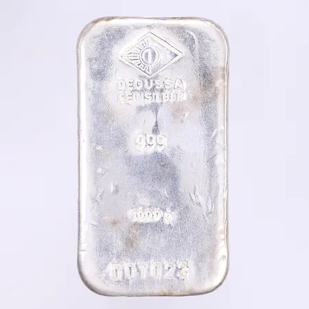 Silvertacka Degussa Feinsilber serienummer 001023, bruksslitage, silver 999/1000 Vikt: 1000 g