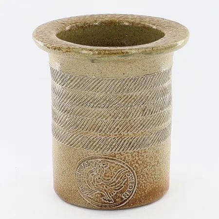 Ytterfoder av Signe Persson-Melin, ur serien Portugal, saltglaserat stengods, höjd 10,5cm Skickas med paket.