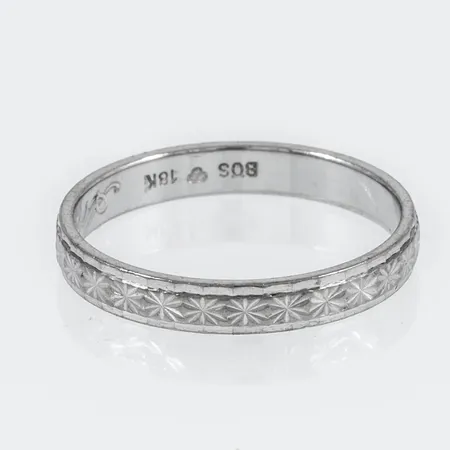 Ring Schalins mönstrad stl:17¾ bredd 3mm, gravyr, vitguld 18K 2,6g.  