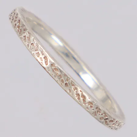 Ring stl:16¾, bredd 1,5mm, skev, 925/1000 silver Vikt: 2,2 g