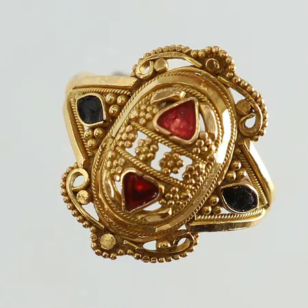 Ring med stenar stl:16 bredd 1,9-17,5mm bucklig 21K.  Vikt: 3,5 g