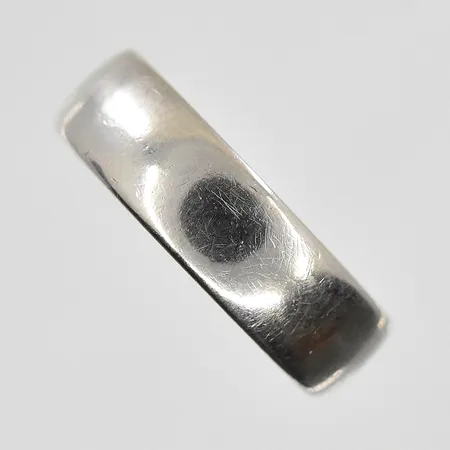 Ring Schalin stl 17¼, bredd 6 mm, gravyr, vitguld, 18K. Vikt: 8,4 g
