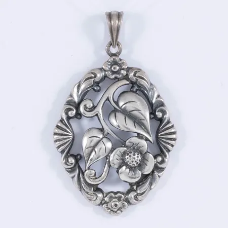 Hänge med blomsterdekor. Längd 43 mm inkl. ögla. Bredd 26,2 mm. Silver 830/1000 7,0g.