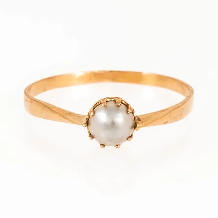 Ring i 18K guld med en halvpärla. Stl:17¼. Bredd 1,4 5,3 mm. Vikt 1,0g Vikt: 1 g