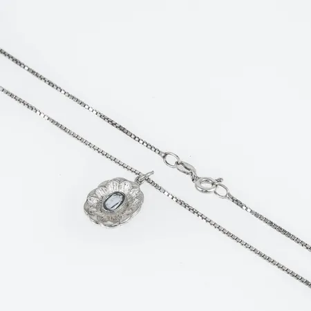 Hänge i silver med en ljusblå sten. Längd 19 mm inkl. ögla. En 42 cm lång Veneziakedja i silver medföljer. Bredd 1 mm. Vikt 3,9g 925/1000
