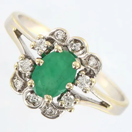Ring med smaragd samt diamanter 4x0,02 + 6x 0,01, stl: 18, vitguld, 14K Vikt: 2,9 g