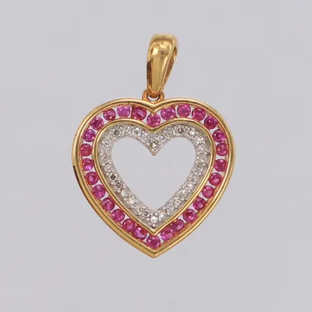 Hänge hjärta med rubiner och diamanter 30xca 0,005ct, 22x16mm, GHA, 18K Vikt: 2,2 g