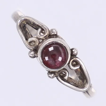 Ring med röd sten stl:18¾ bredd 2-6mm silver 925/1000 Vikt: 1,8 g