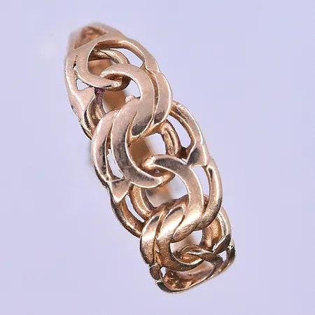 Ring Bismarck stl:16¾, bredd 2-7 mm skev skena 18K. Vikt: 1,8 g