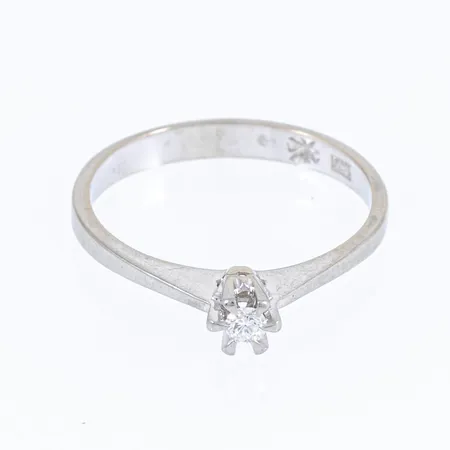 Stjärnring Galaxia med en briljantslipad diamant 0,06ct stl:18 bredd 2,6-4mm, vitguld 18K 2,3g.