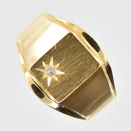 Klackring med vit sten stl 18¾, bredd 4-14 mm, 18K. Vikt: 2,8 g
