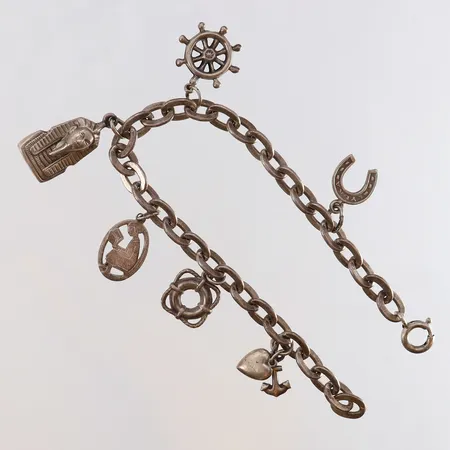 Armband med sex berlocker längd 18cm bredd 6mm Silver 830/1000.  Vikt: 16,6 g