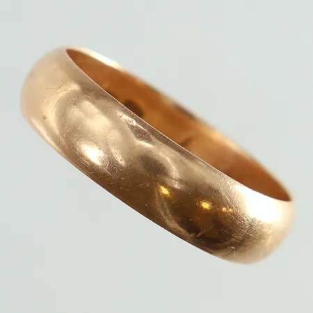 Ring slät stl:21¾ bredd 6,2mm gravyr 14K. Vikt: 4,7 g