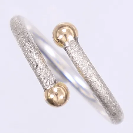 Ring stl:18¾ bredd 2-9mm ostämplat silver med kulor i 18K Bruttovikt: 4,3g Vikt: 4,3 g