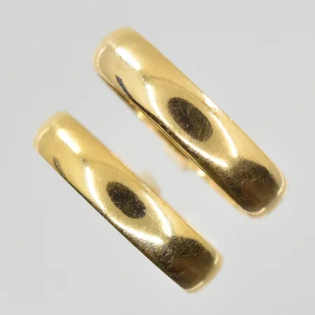 Två ringar stl 18½, bredd 4 mm, gravyr, 18K. Vikt: 10,4 g