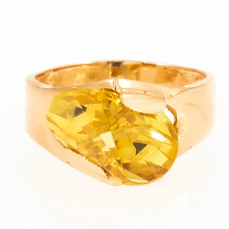 Ring med gul/grön sten stl:18 bredd 4-11mm, lagning skarv, 18K 7,3g. 
