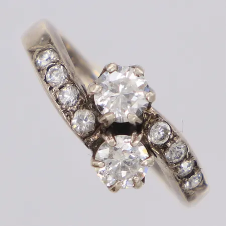 Ring med vita stenar stl:16¾, bredd 9mm, 925/1000 silver Vikt: 3,4 g
