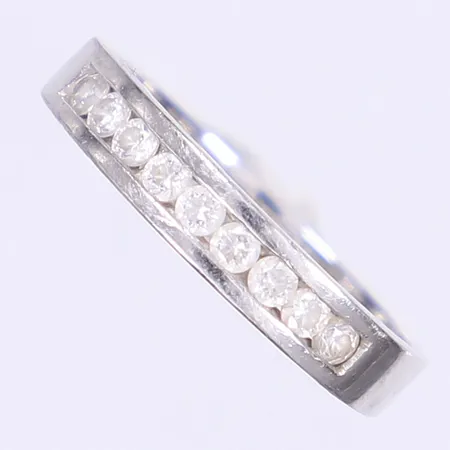 Ring med vita stenar stl:16½ bredd 3mm vitguld 18K Vikt: 3 g