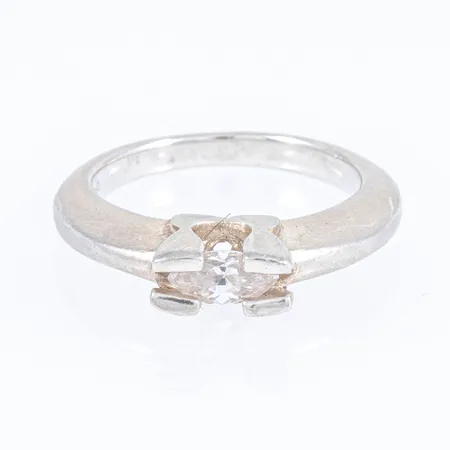 Ring med vit sten (troligen cubik zirkonia) stl:17½ bredd 2,3-5,2mm, bruksslitage, silver 925/1000 5,7g.