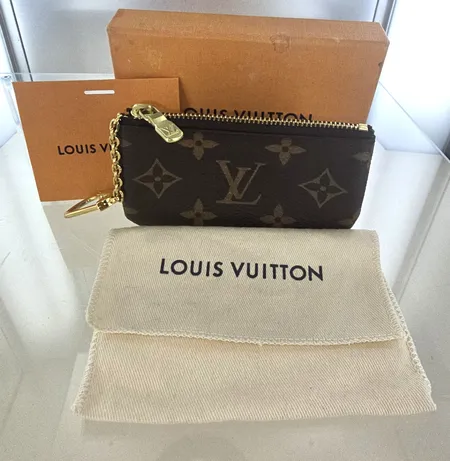 Pochette Clés Louis Vuitton Made In France 12 x 6,5 cm, med dustbag och ask, lite slitag på hållaren till kedjan annars fint skick