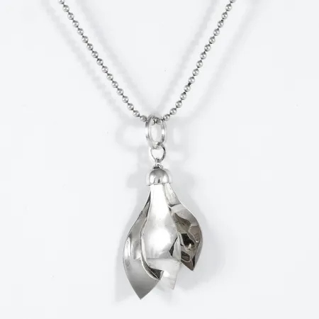 Efva Attling hänge Little Magnolia i silver. Längd 53 mm inkl. ögla. En 42,5 cm lång och 2 mm bred kullänk i silver medföljer.  Vikt 11,2g Vikt: 11,2 g