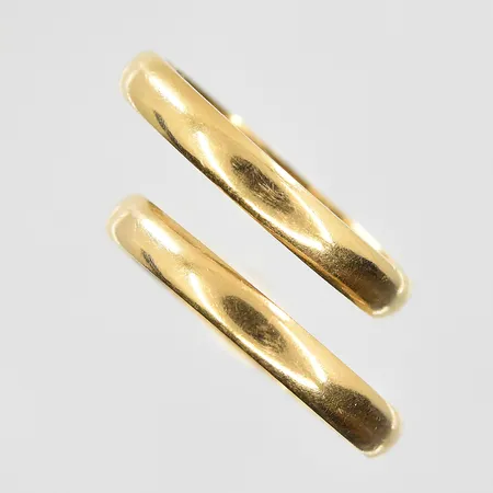 Två ringar stl 17¼, bredd 3 mm, gravyr, 18K. Vikt: 6,4 g