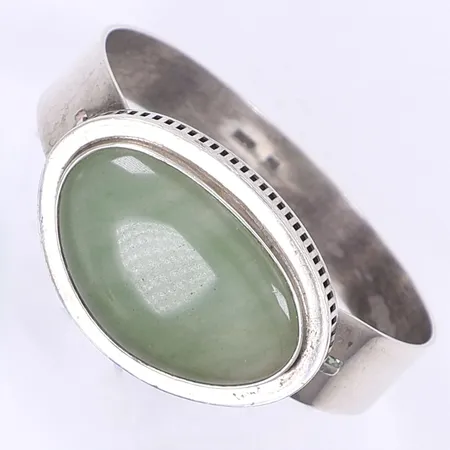 Armring med grön sten ca 58x55mm, bredd 10-30mm, tillv. Ge-Kå-Smyckek G Kaplan, Stockholm 1968, silver 830/1000 Vikt: 34,9 g