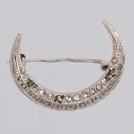 Brosch halvmåne med markasiter längd 29mm, bredd 25mm, färgskillnad på stenarna, bucklig nål, 830/1000 silver Vikt: 5,7 g