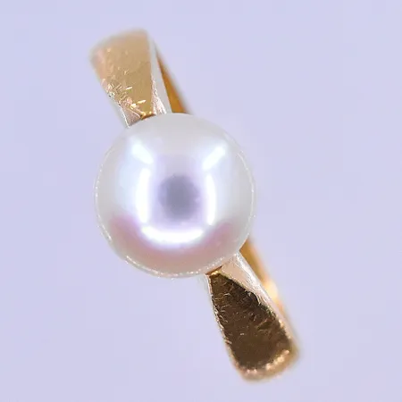 Ring med pärla stl:16½, bredd 3 mm skev skena graverad 23K. Vikt: 4 g