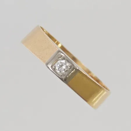 Ring med diamant ca 0,10ct stl:17¼ bredd 4-5mm 18K 3,6g.