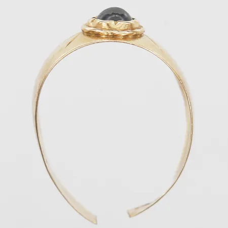 Ring med månsten stl 17, bredd 3-8mm, Waldemar Atelje Waldemar Jonsson, Skara år 1969, defekt/avklippt skena, 18K. Vikt: 1,7 g