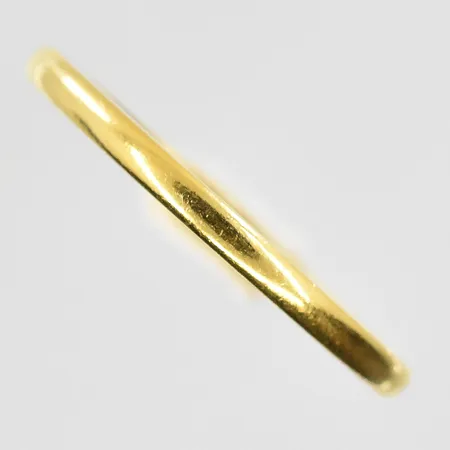 Ring stl 18½, bredd 2 mm, gravyr, 23K. Vikt: 3,9 g