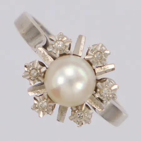 Ring med odlad pärla och diamanter 6xca 0,01ct, stl: 17¾, bredd 12mm, vitguld, 18K Vikt: 4,7 g