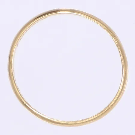 Ring slät stl:19¾, bredd 3mm, missformad, gravyr, 18K Vikt: 3,1 g
