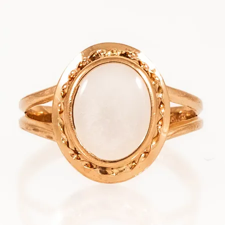 Ring stl:16 med mjölkig sten, bredd 2-13mm, repig sten, 18K 1,7g. 