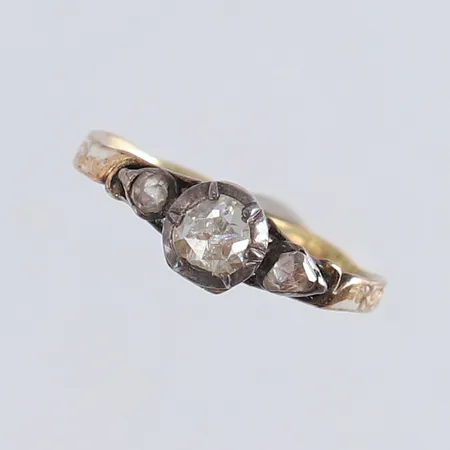 Ring med anktikslipade diamanter stl:16¼ bredd 2-5,5mm silverfattning bucklig 18K. Vikt: 1,7 g