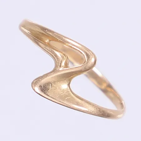 Ring stl:17½ bredd 2-9mm, stämplad på utsidan skenan, 14K Vikt: 1,6 g