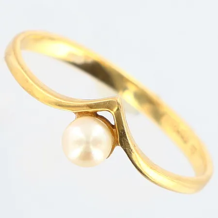 Ring med pärla stl:17¾, bredd:1,8mm, 18K Vikt: 1,4 g