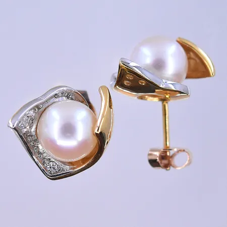 Örhängen med vita stenar och pärlor stl:12x15 mm 18K. Vikt: 6,4 g