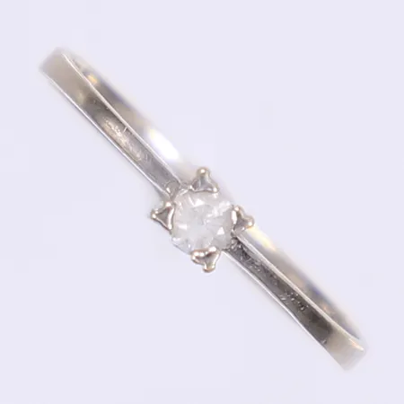 Ring med vit sten stl:17½ bredd 2-3mm vitguld 18K  Vikt: 1,2 g