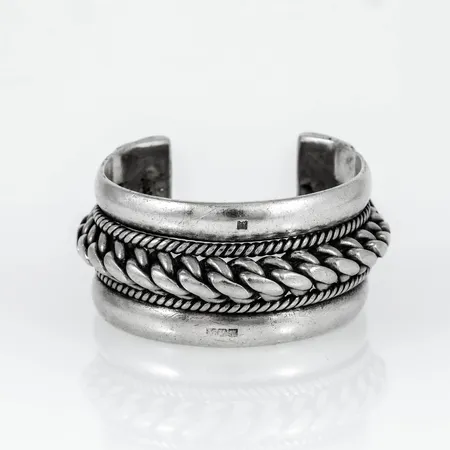 Kraftigt stelt armband i silver. Innermått 12,5 cm + 2,5 cm öppning = passar en tunn arm. Bredd 30,8 mm. Vikt 129,8g Vikt: 129,8 g