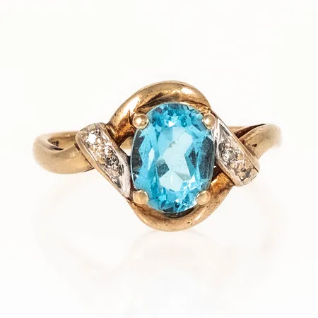 Engelsk carmoséring i 9K guld med en ljusblå sten och diamanter 4 x ca 0,005ct. Stl:16¼. Bredd 1,7  11,1 mm. Vikt 2,6g Vikt: 2,6 g