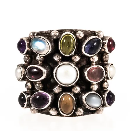 Ring KumKum med olika färgstenar stl:18¾ bredd 14-24mm, silver 925/1000 23,0g.