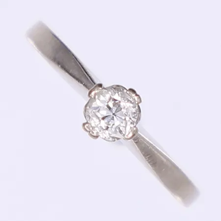 Ring med gammalslipad diamant 1x0,34ct enl. gravyr stl:16¾, bredd 1,5-5mm, tillv. Örns Juvelatelje Göteborg 1976, åldersbetingat slitage, vitguld 18K Vikt: 2,5 g